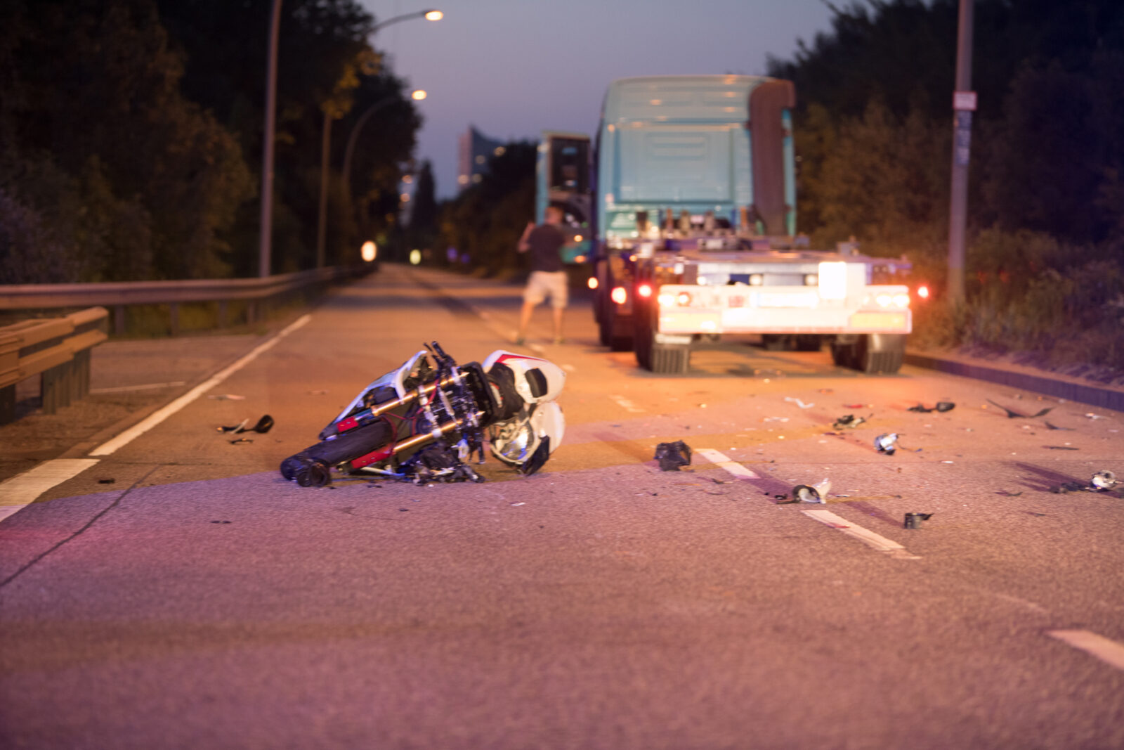 Motorradfahrer fährt in LKW