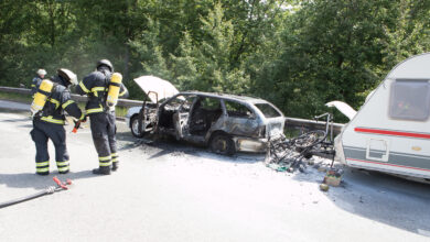 PKW geriet auf der A7 in Hausbruch in Brand
