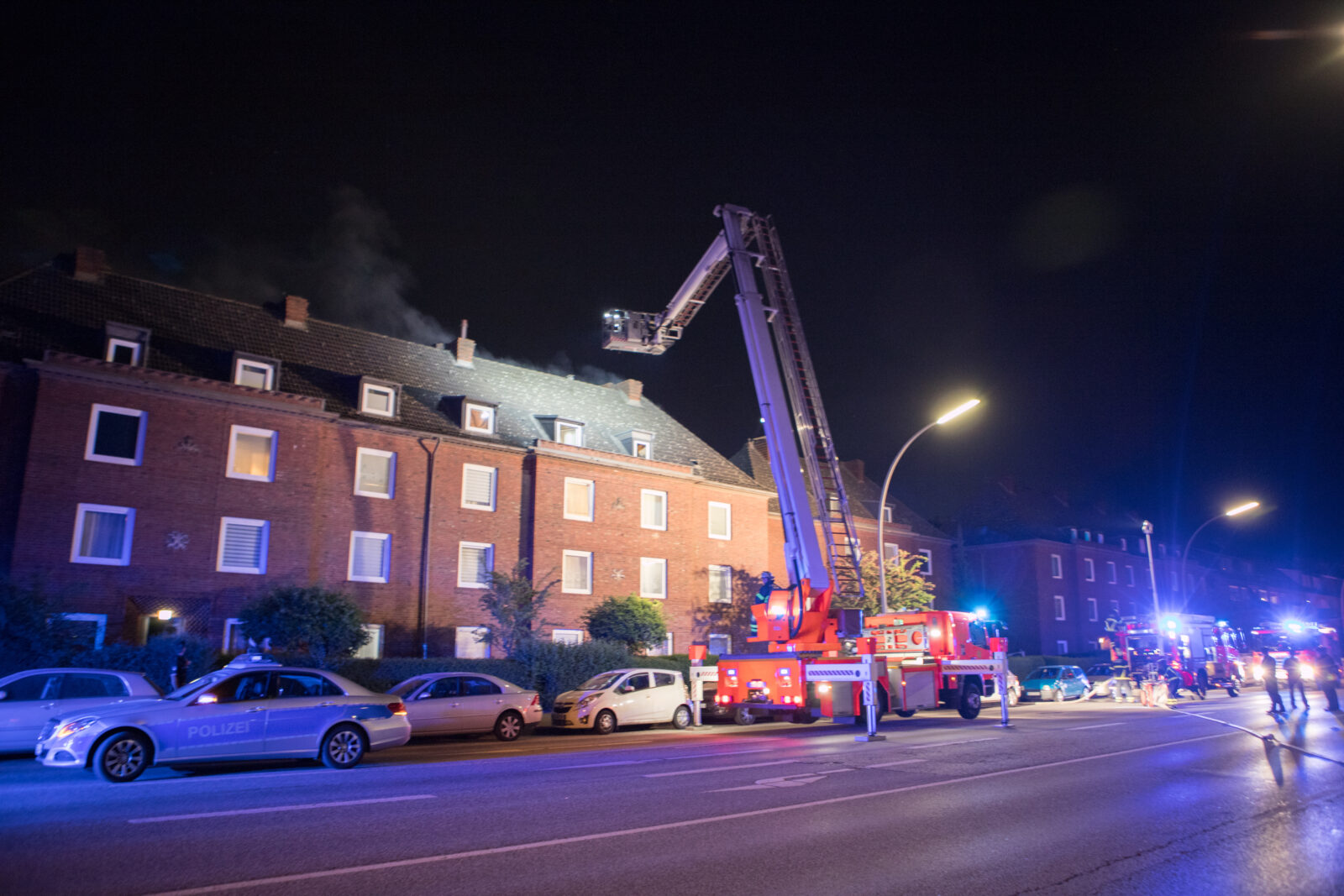 Feuerwehr löscht Brand im Dachbereich