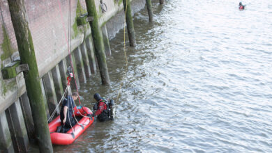 Rettungstaucher der Feuerwehr Hamburg und DLRG suchen vermisste Person in der Elbe