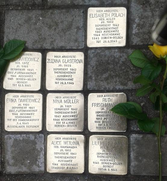 Rundgang zu Gedenkorten mit Stolpersteinen für Opfer des Nationalsozialismus in Süderelbe