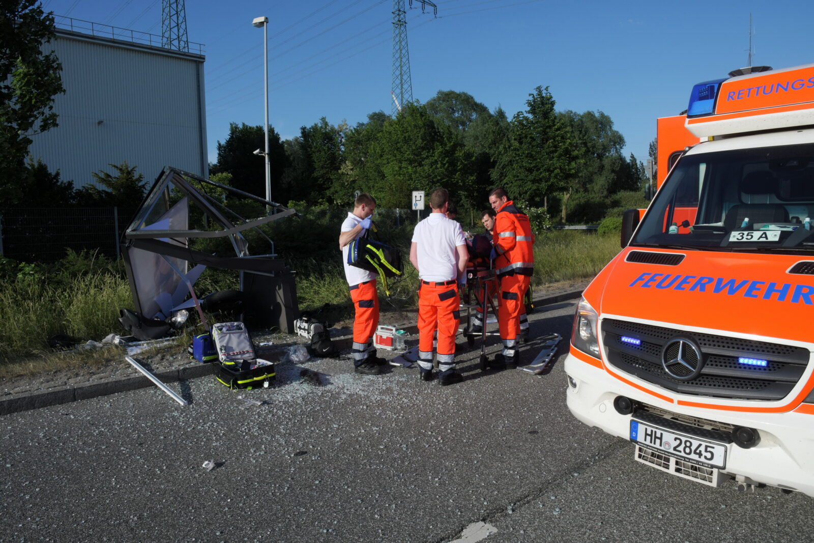 Motorradfahrer fährt in Werbetafel