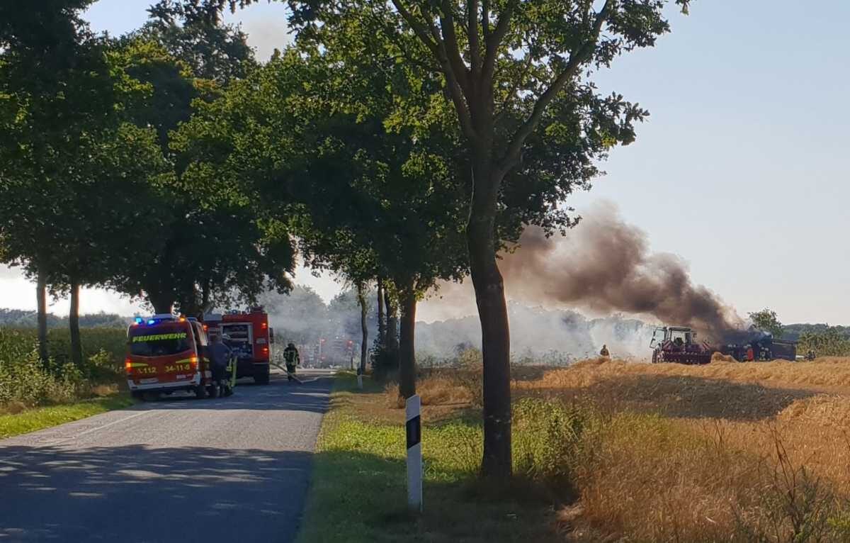 Mähdrescher gerät bei der Arbeit in Brand