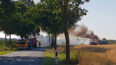 Mähdrescher gerät bei der Arbeit in Brand
