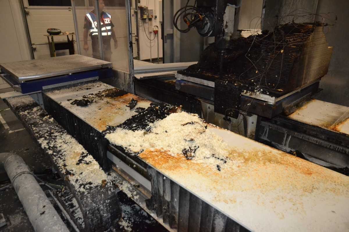 Industriefräse gerät in Brand - Feuerwehr kann Übergreifen auf Gebäude verhindern