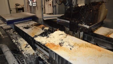 Industriefräse gerät in Brand - Feuerwehr kann Übergreifen auf Gebäude verhindern