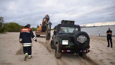 Spitztour am Bassenflether Strand endet für Geländewagenfahrer in der Elbe