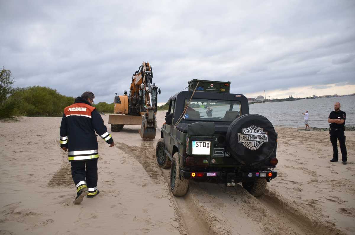 Spitztour am Bassenflether Strand endet für Geländewagenfahrer in der Elbe