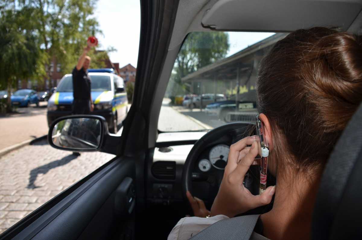 Polizei fischt 49 Handysünder aus dem Verkehr