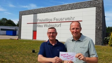 Tobias Handtke übergibt SPD-Benefiz-Tippspiel Gewinner Rudi Wölk den Jackpot für eine Spende an die Jugendfeuerwehr Neu Wulmstorf