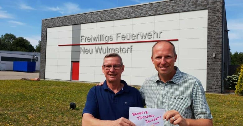 Tobias Handtke übergibt SPD-Benefiz-Tippspiel Gewinner Rudi Wölk den Jackpot für eine Spende an die Jugendfeuerwehr Neu Wulmstorf