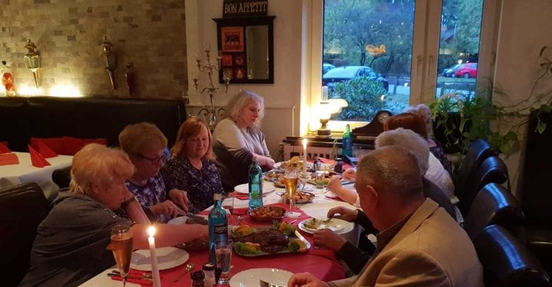 Ehrenamtliche der Hausbrucher Tafel waren zum Essen eingeladen