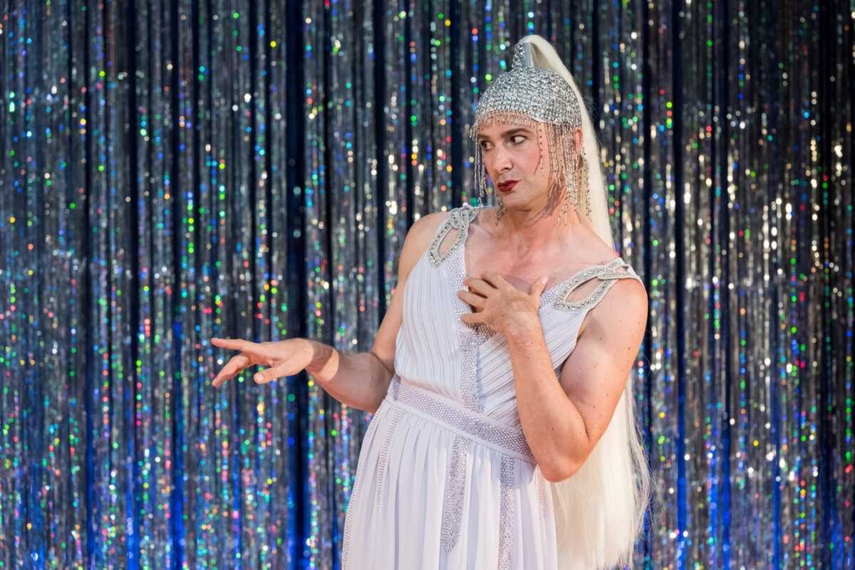 Ins Dragqueen-Outfit werfen und freien Eintritt für „Der bewegte Mann – Das Musical“ in Harburg sichern