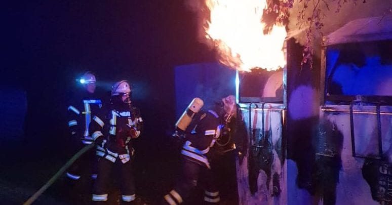 Brandstifter zünden Altkleidercontainer an