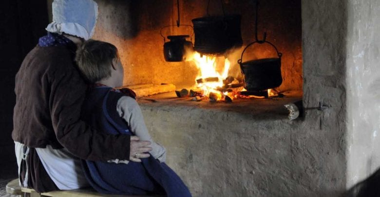 „Feuer und Licht“: Besucher erleben die spärliche Beleuchtung von früher