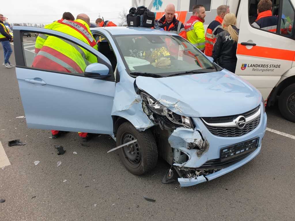 Beim Abbiegen Auto übersehen - zwei Autofahrer an Autobahnauffahrt Jork leicht verletzt