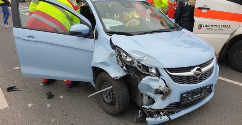 Beim Abbiegen Auto übersehen - zwei Autofahrer an Autobahnauffahrt Jork leicht verletzt
