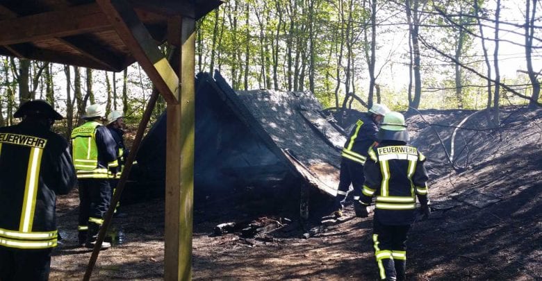 Grillhütte in Freizeitpark brennt nieder