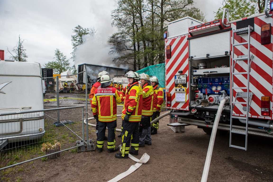 Feuerwehr löscht Feuer in Seevetal