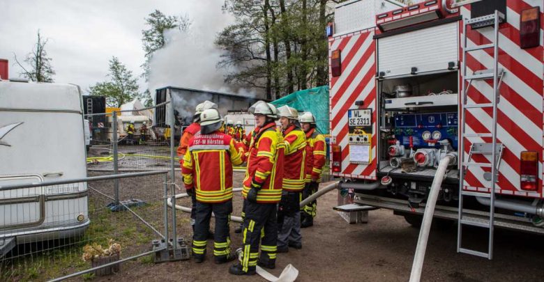 Feuerwehr löscht Feuer in Seevetal