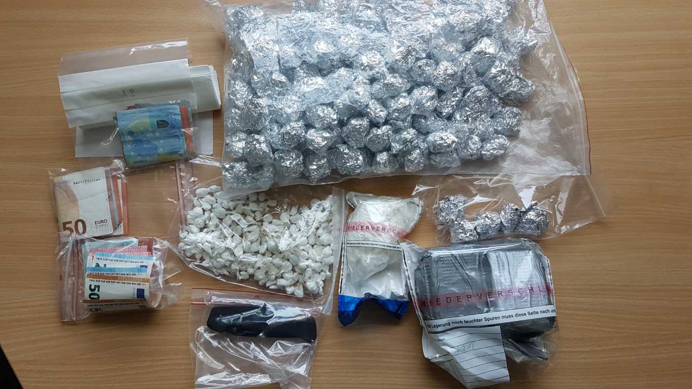 Ermittler stellen Drogen und Bargeld bei Durchsuchung in Stade sicher