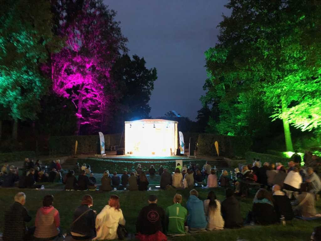 Sommer im Park auf der Freilichtbühne