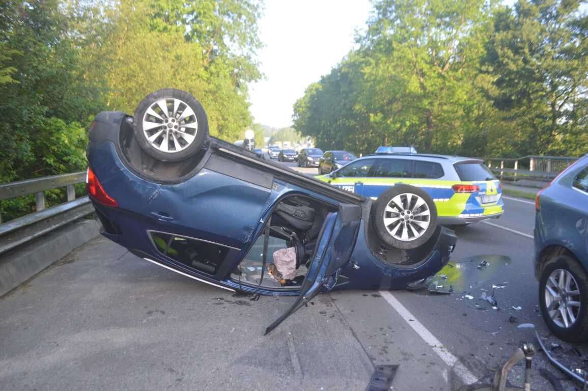 Opel Mokka landet auf dem Dach - Verkehrsbehinderungen im morgendlichen Verkehr