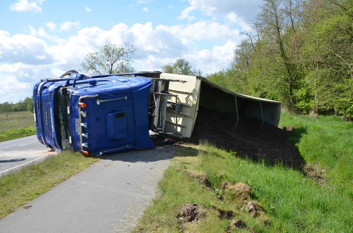 Umgekippter Sattelzug sorgt für erhebliche Verkehrsbehinderungen
