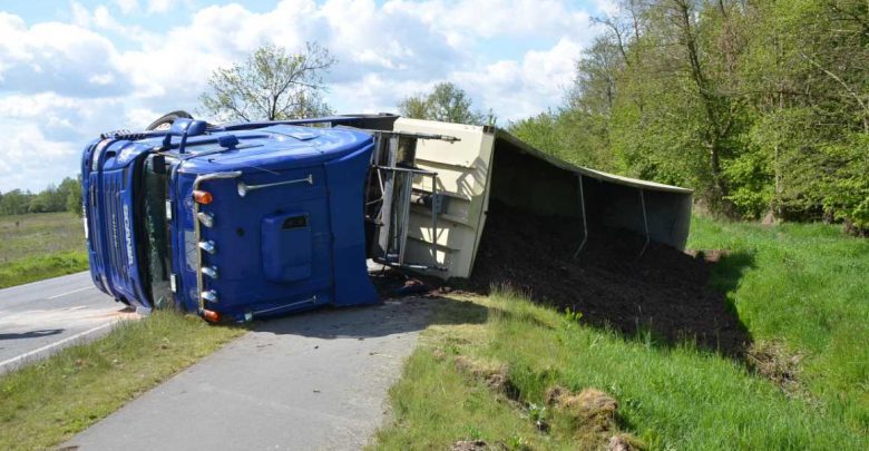 Umgekippter Sattelzug sorgt für erhebliche Verkehrsbehinderungen