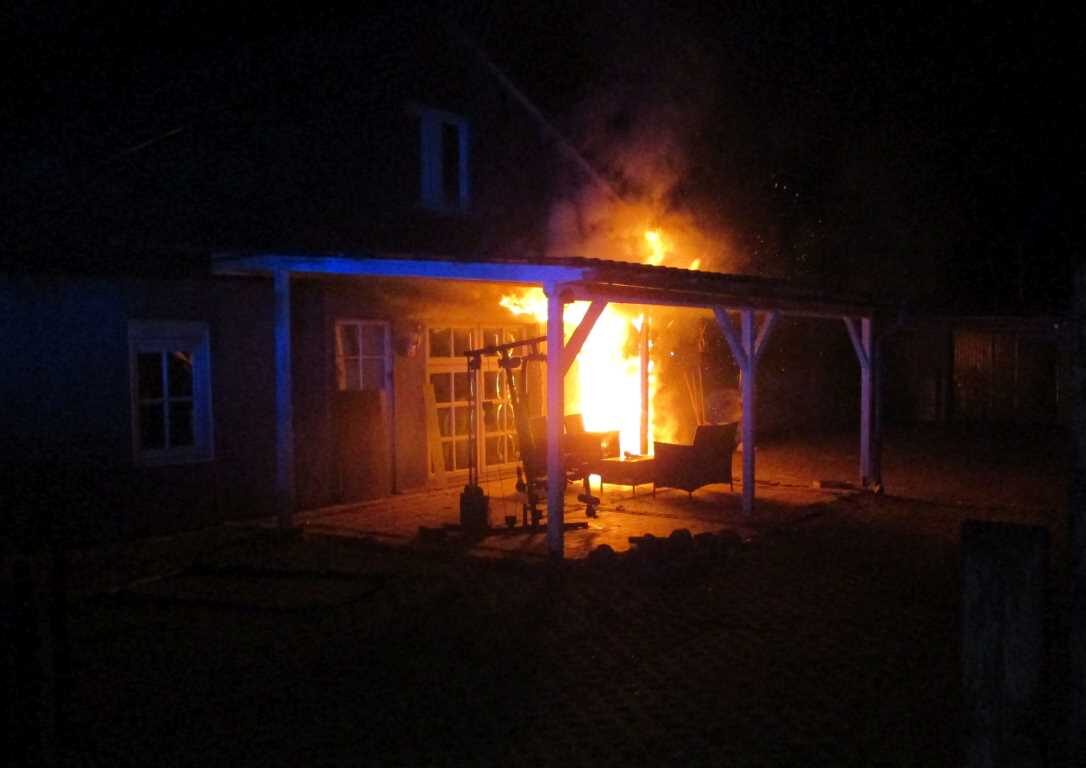 Schnelles Eingreifen der Feuerwehr verhindert Ausbreitung von Feuer in Dollerner Bar-Betrieb