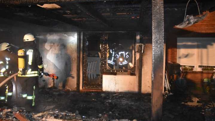 Feuer in Fredenbeck - Tatortermittler suchen nach Spuren