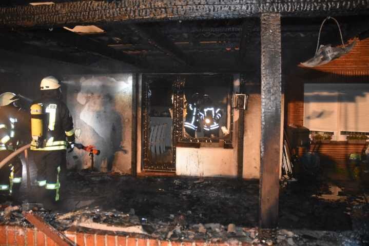 Feuer in Fredenbeck - Tatortermittler suchen nach Spuren