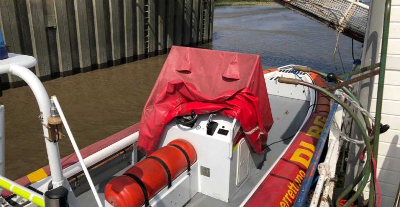 Unbekannte beschädigen DLRG Rettungsboot am Lühe-Anleger - Polizei sucht Verursacher und Zeugen