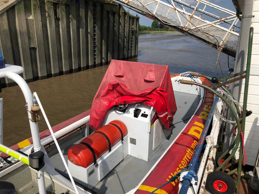 Unbekannte beschädigen DLRG Rettungsboot am Lühe-Anleger - Polizei sucht Verursacher und Zeugen