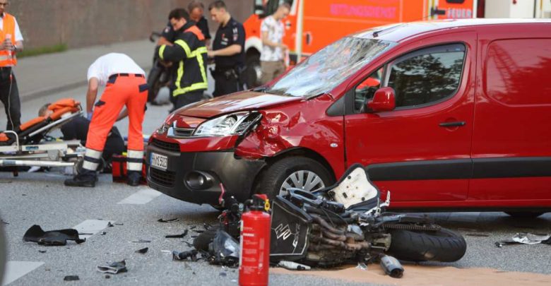 PKW-Fahrer übersieht Motorrad und verursacht schweren Unfall