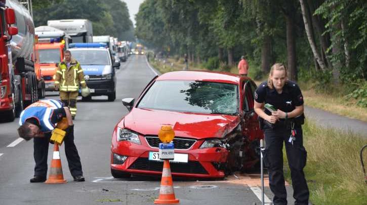 Autos prallen auf der B 73 in Stade zusammen - lange Staus in beide Richtungen