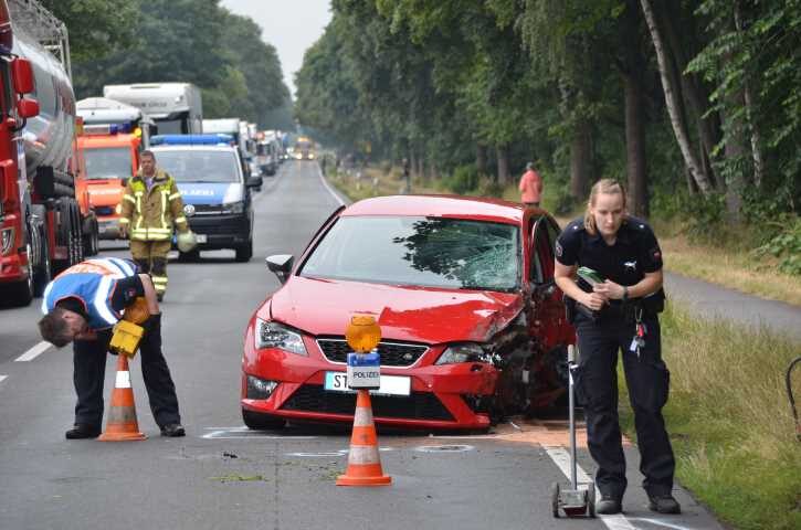 Autos prallen auf der B 73 in Stade zusammen - lange Staus in beide Richtungen