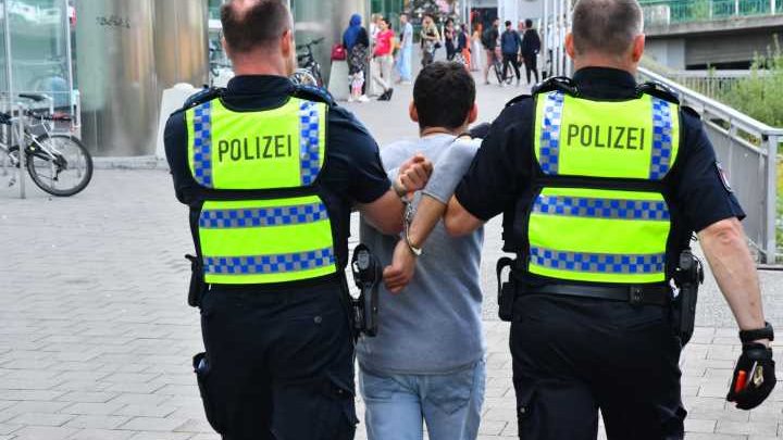 Drogenübergabe vor den Augen der Polizei - Festnahme