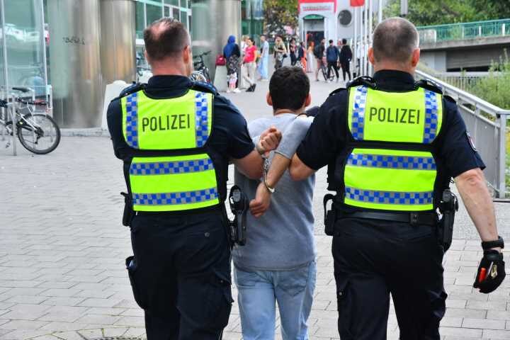 Drogenübergabe vor den Augen der Polizei - Festnahme