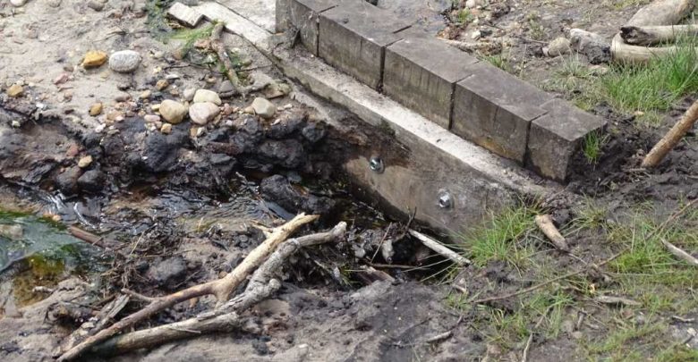 Unbekannte graben Boden am Teichbiotop im Büsenbachtal ab