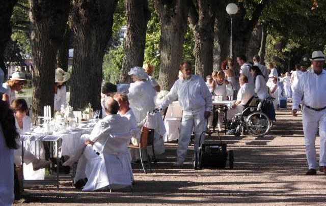 Weißes Dinner: Harburgs längste Tafel unter freiem Himmel