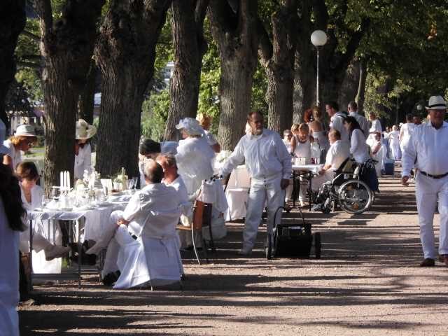 Weißes Dinner: Harburgs längste Tafel unter freiem Himmel