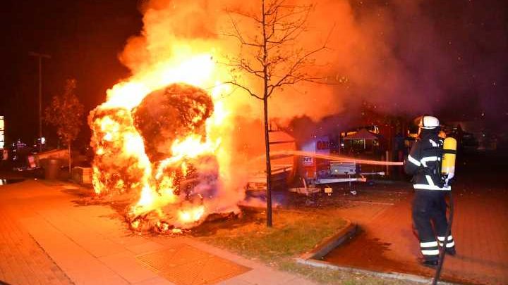 Feuer auf dem Obi-Parkplatz zerstört Anhänger