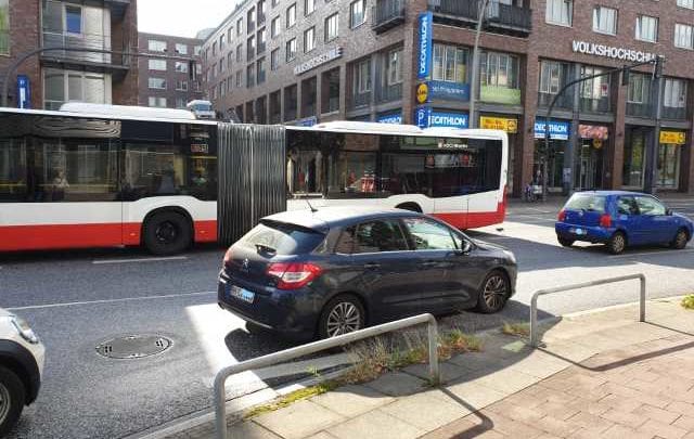 Sprinter fährt in Linienbus und sorgt für lange Staus