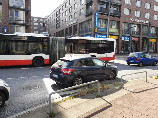 Sprinter fährt in Linienbus und sorgt für lange Staus