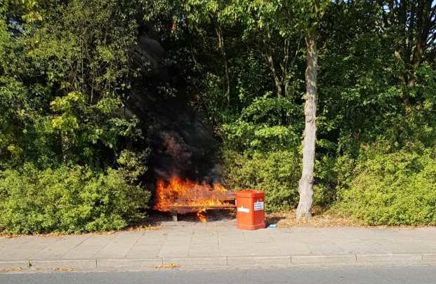 Parkbank in Brand geraten