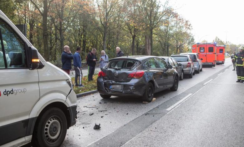 Paketwagen schiebt wartende PKW an Ampel auf
