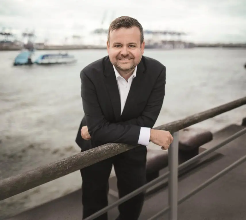 André Trepoll und die CDU-Süderelbe informieren zur Bundestagswahl 1 Andre Trepoll vor der Hafen-Skyline.