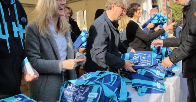 Neues Erstsemester erhält Willkommenspaket