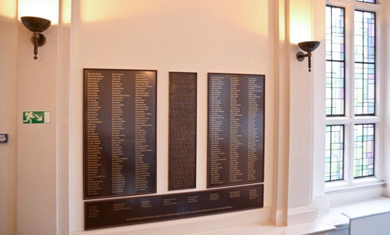 Gedenktafel für die Opfer des Faschismus im Rathaus Harburg erweitern 8 Gedenktafel für die Opfer des Faschismus im Rathaus Harburg erweitern